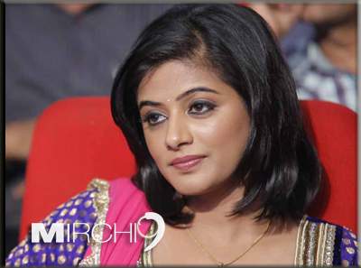 Priyamani-learns-archery-fo