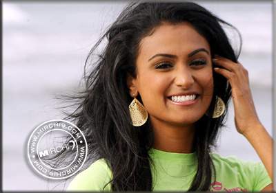 Nina Davuluri eyeing on Bollywood!