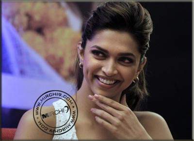 Deepika escapes Egg pelting