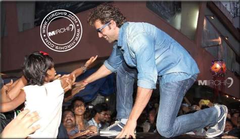 Hrithik-on-car