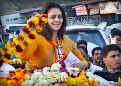Nagma-political-get-up