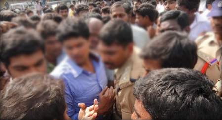 YSR Congress activists attacking TDP candidates!