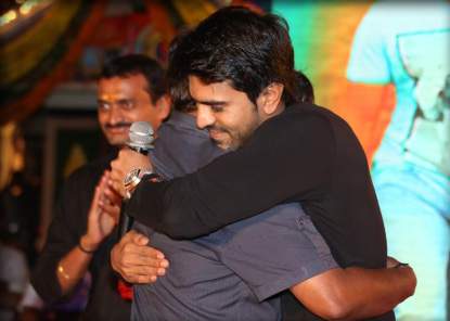 Ram-charan-hugs-director