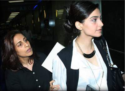 sonam-kapoor-and-her-mother