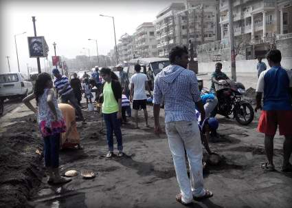 Vizag hudhud common people working 
