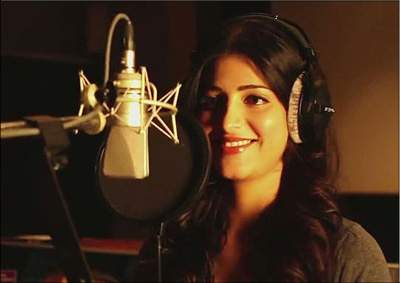 shruthi haasan singing in shamitaab