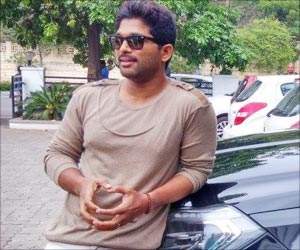 Allu-Arjun-in-a-hurry-with-