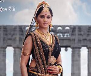 Anushka-loving-look
