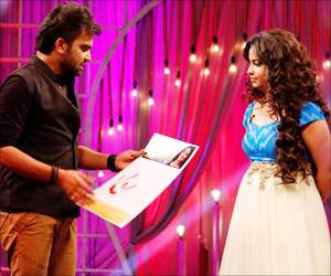 avika gor in konchem touch lo unte cheptha