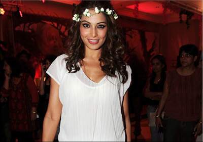 bipasha basu alone