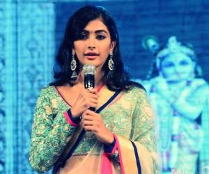 pooja hegde singing on stage