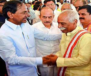 KCR asks Dattatreya to mediate with Modi!