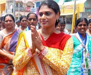 trs party stopped sharmila odarpu yatra