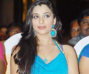 madhurima in temper movie