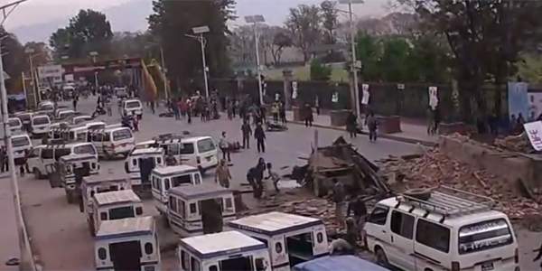 Nepal earth quake caught on Traffic Camera