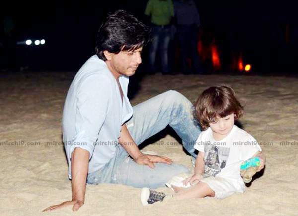 shahrukh khan and abram in beach