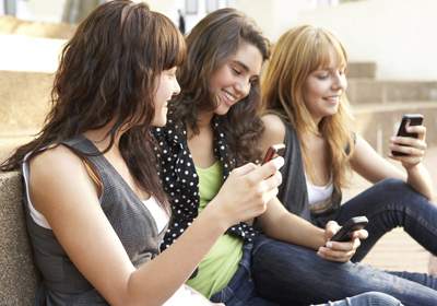 teen-girls-with-mobile-phon