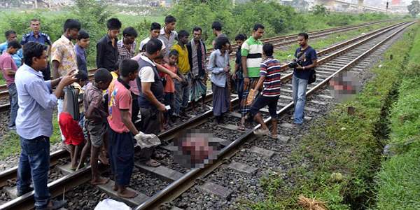 Husband pushes pregnant wife out of moving train