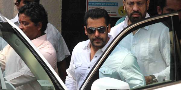  Salman khan hiding from photographers