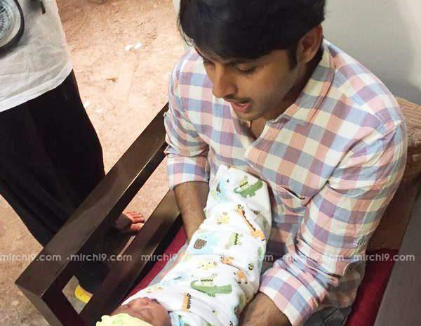 nitin tweeted about he carried a new born baby