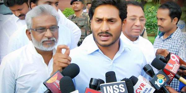 YS jagan supporting KCR in hyderabad issue