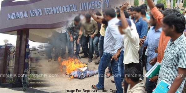 jntu-hyderabad--students-burnt-chandrababu-effigy