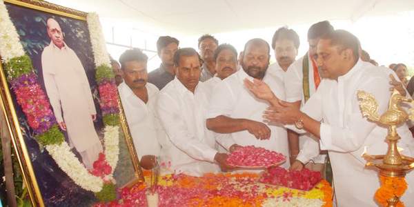kcr absent for pv narasimharao 94th birthday