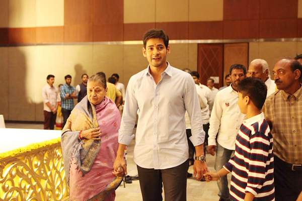 mahesh babu with his mother