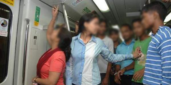 woman kissed in-Delhi-Metro