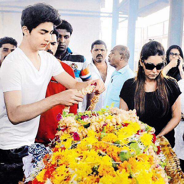 Aryan Khan & Gauri Khan at the funeral of Subhash Dada
