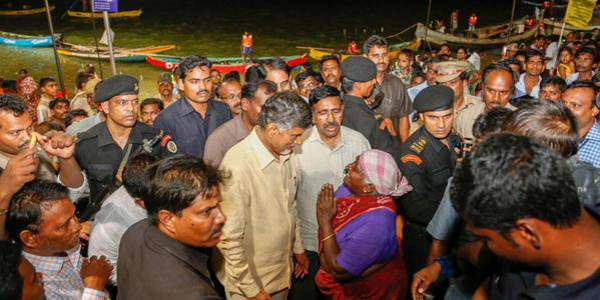 Chandrababu-naidu-with-pilgrims-in-rajahmundry-godavari-pushkaralu
