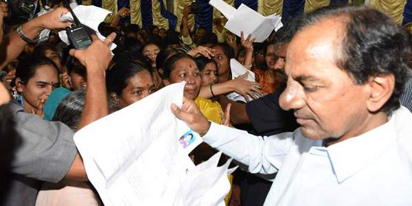 High-Court-orders-to-kcr-to-pay-salaries-to-ap-employees