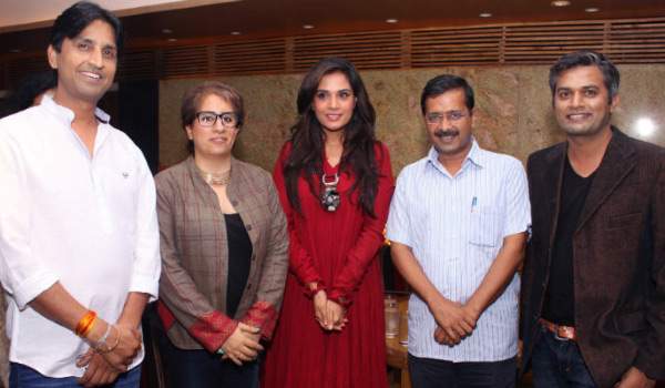 Kejriwal-watches-movie