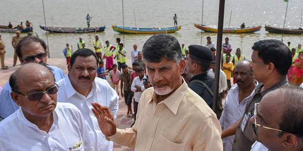 Naidu in tears at Rajahmundry Government hospital