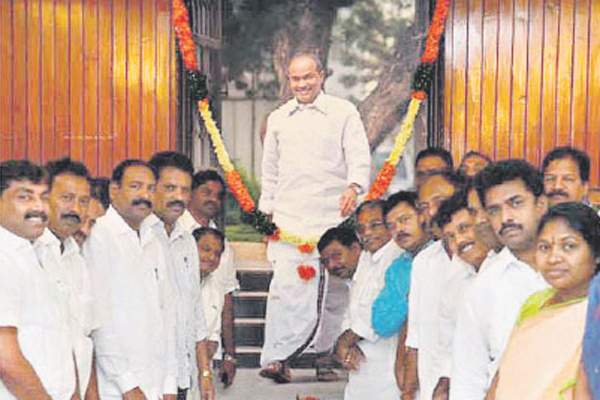 YSR photo removed from AP assembly