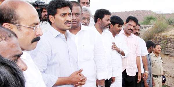 common man questions jagan in pushkaralu