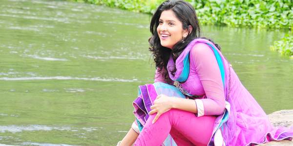 deeksha seth leg injury