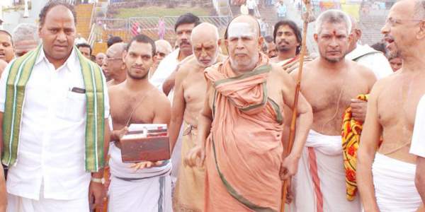 kanchi kamakoti peetadhipathi jayendra saraswathi godavari pushkaralu