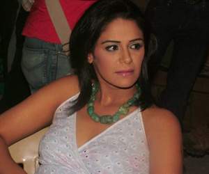 Mona-Singh-attacked by stalker  for selfie