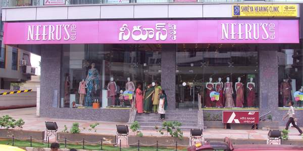 firing in neerus shoppingmall hyderabad