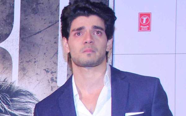 Critics call this sooraj pancholi wooden faced!