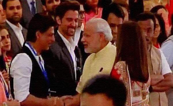 Narendra Modi beats sharukh khan twitter