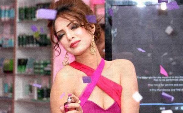 Pakistani-model-lands-in-India-Saimaa Azhar