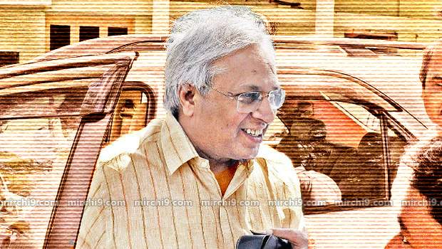 Who is behind Vundavalli arun kumar