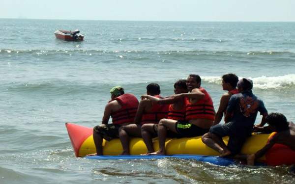 banana-boat-ride-in-beach