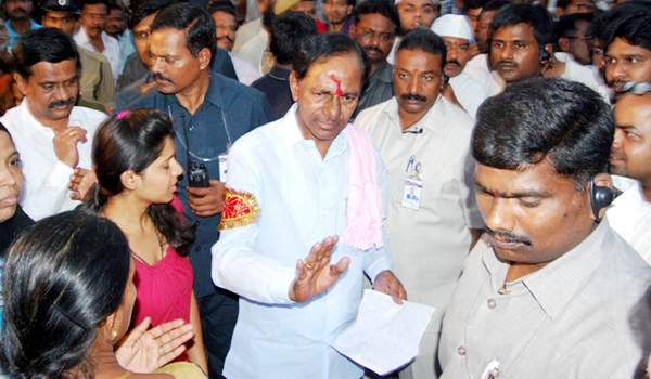 kcr comparison on farmers suicide in telangana and andhra