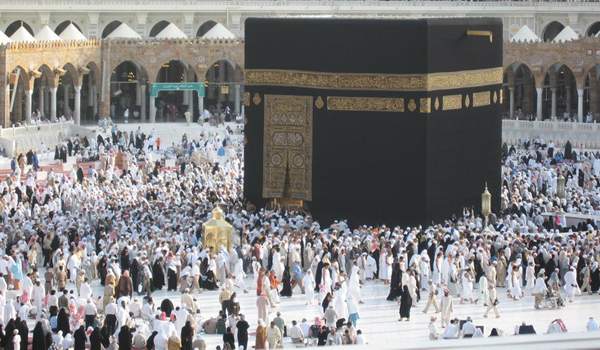 muslims at makka masjid saudi arabia