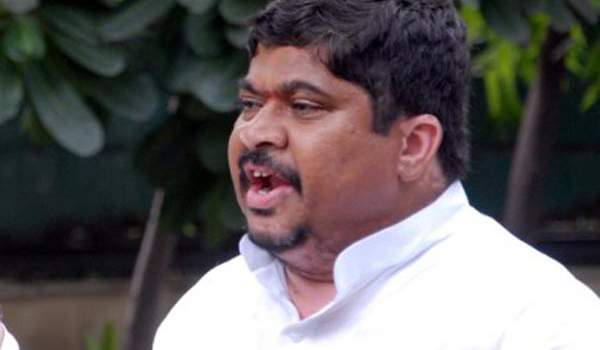 ponnam prabhakar fires on kcr