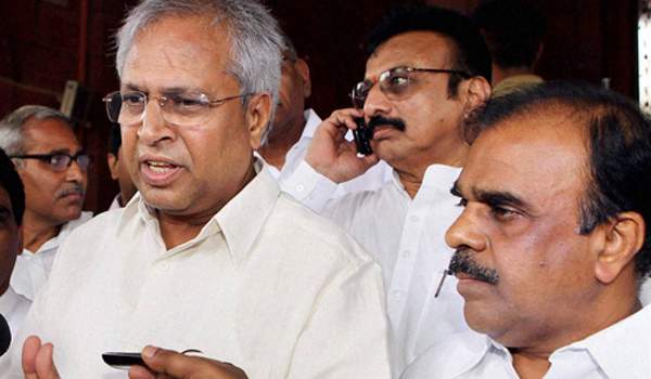 undavalli arun kumar willing to join ysrcp