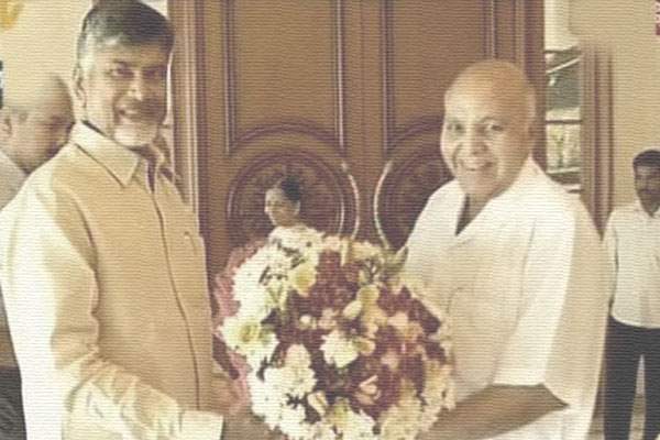 Naidu personally invites Ramoji Rao to Amaravati fete